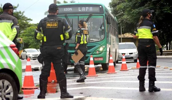 Motoristas profissionais são alvos das blitzes que reforçam o uso de máscara de proteção em Salvador