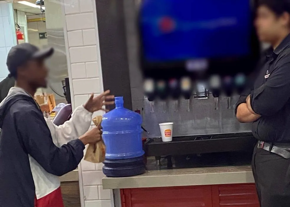 Cliente tenta encher galão de 20 litros com refil de refrigerante em rede de fast food
