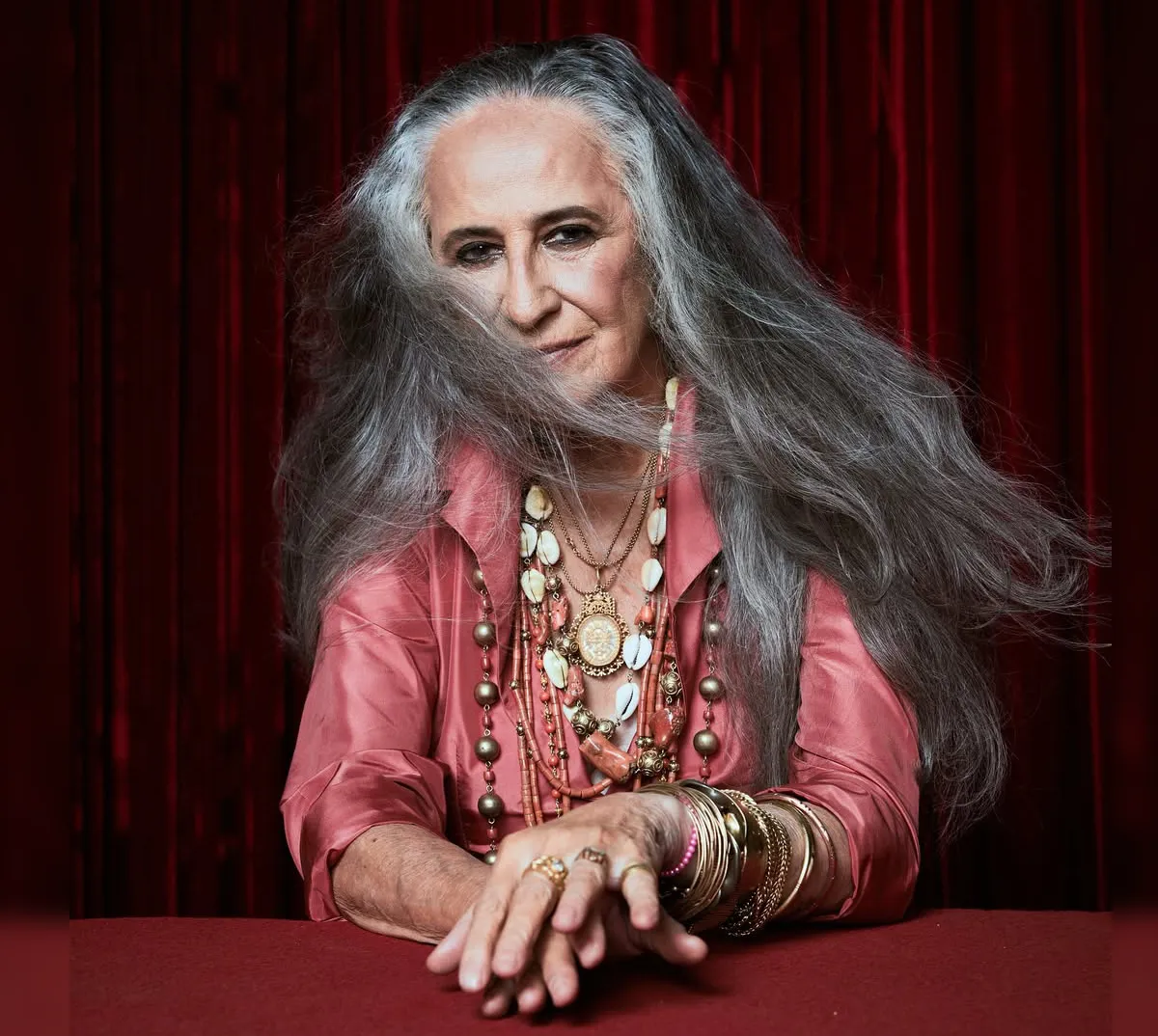 Maria Bethânia e sua relação com a poesia e a cultura brasileira