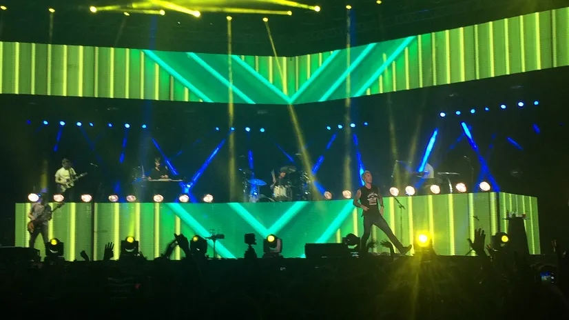 MAROON 5: Com 15 anos de estrada, banda pop atrai fãs do público infantil ao adulto durante show em Salvador