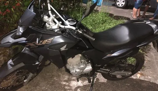 Em bairro de luxo, PM apreende moto roubada e dupla com maconha durante abordagem em Salvador 