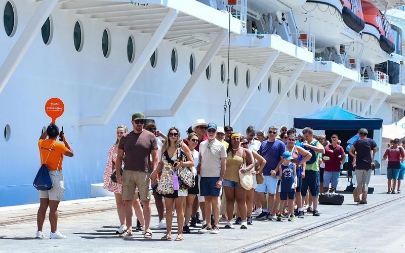 A desembarcação de turistas também gera oportunidades para trabalhadores e empresas ligadas ao turismo, como guias, restaurantes, transportadoras, vendedores e prestadores de serviços/Foto: Jefferson Peixoto/Secom