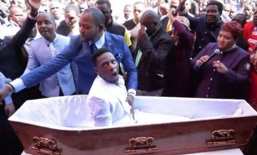 Pastor viraliza na internet ao ‘ressuscitar’ homem dentro de caixão; assista