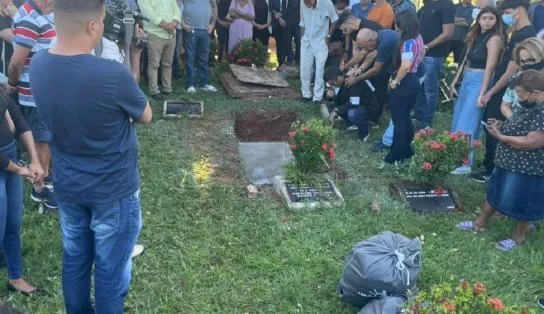Familiares e amigos de Zé Bim se despedem do famoso repórter, em Salvador
