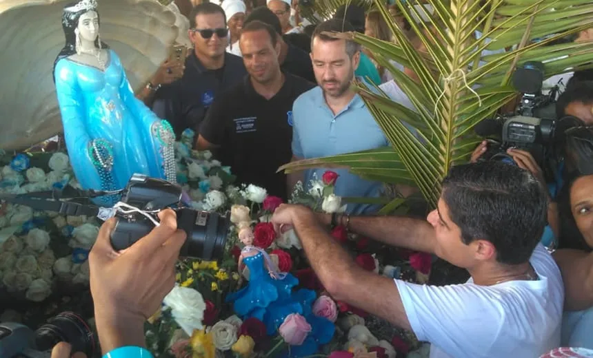 Todo de branco, ACM Neto coloca flores no presente de Iemanjá: “A festa está linda”