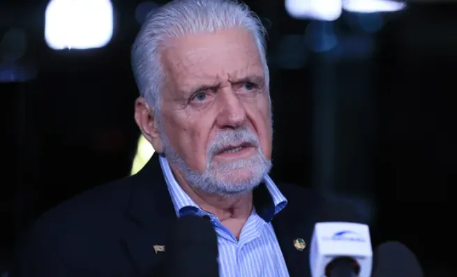 O senador Jaques Wagner (PT-BA) anunciou nesta quarta-feira (24) que deixará o cargo de líder do governo Lula no Senado Federal.