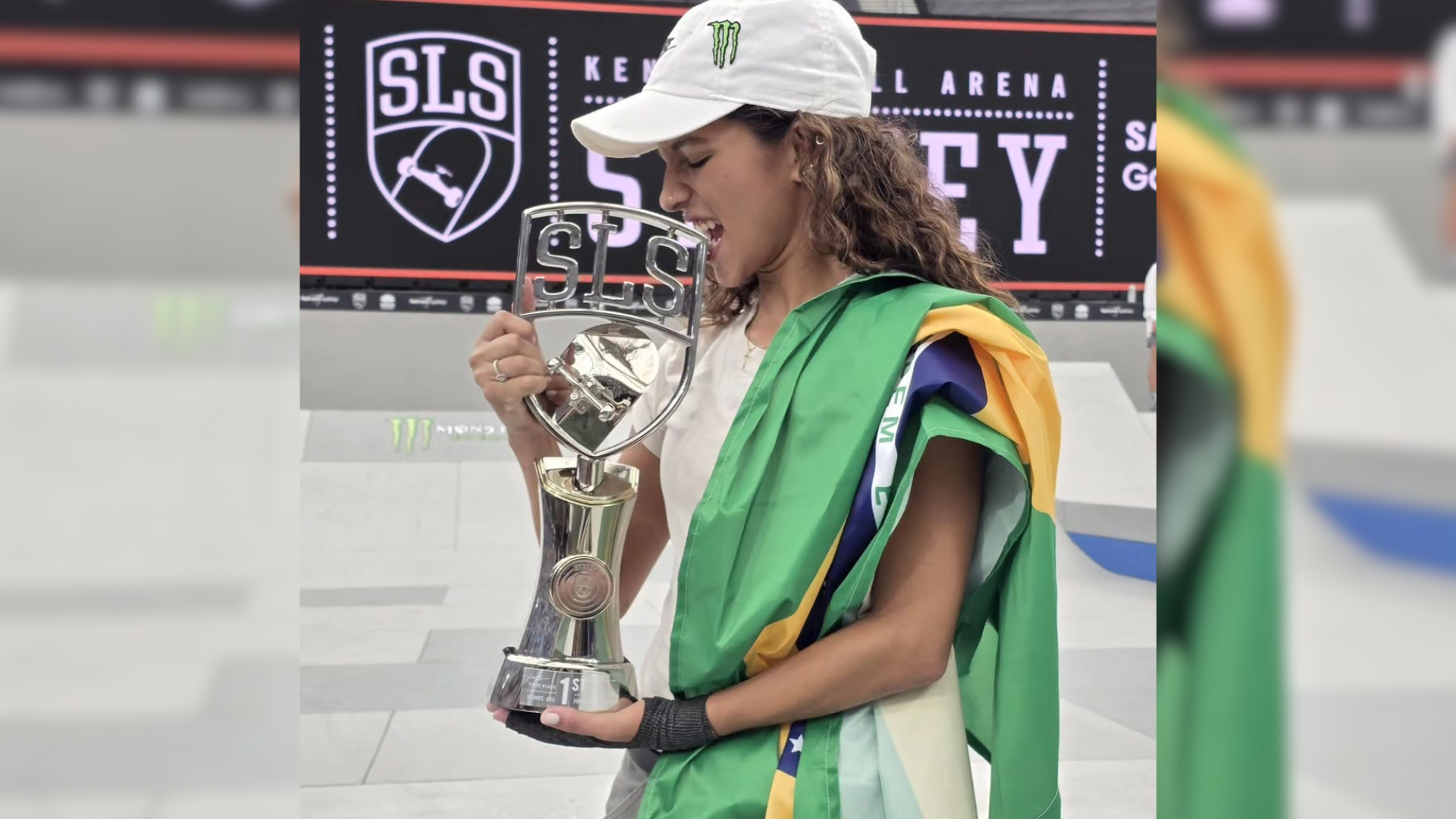 Rayssa Leal beija trof&eacute;u da primeira etapa do SLS 2026 na Austr&aacute;lia | Foto: @_tbsports