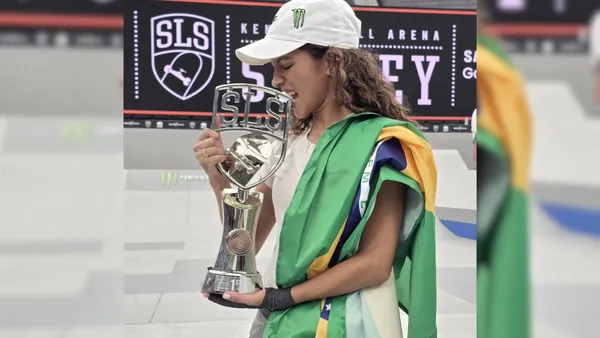 Rayssa Leal beija troféu da primeira etapa do SLS 2026 na Austrália | Foto: @_tbsports