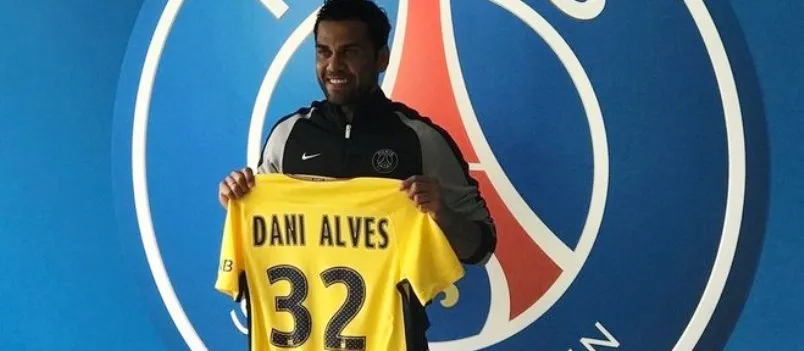 ‘BAIANO DEU O ZIG’: Após quase ir para futebol inglês, Daniel Alves surpreende e fecha com o PSG