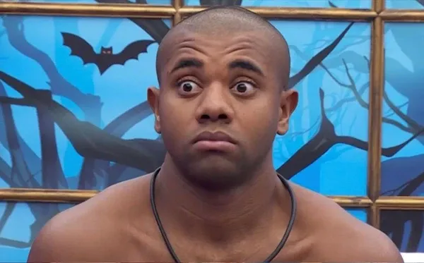 Davi Brito relata susto com suposto alerta da Defesa Civil: 'Tá repreendido!'