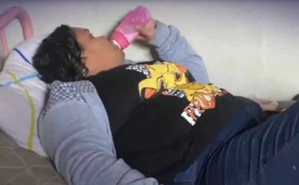 Mulher que fingia ter 12 anos é desmascarada após tia descobrir reportagens