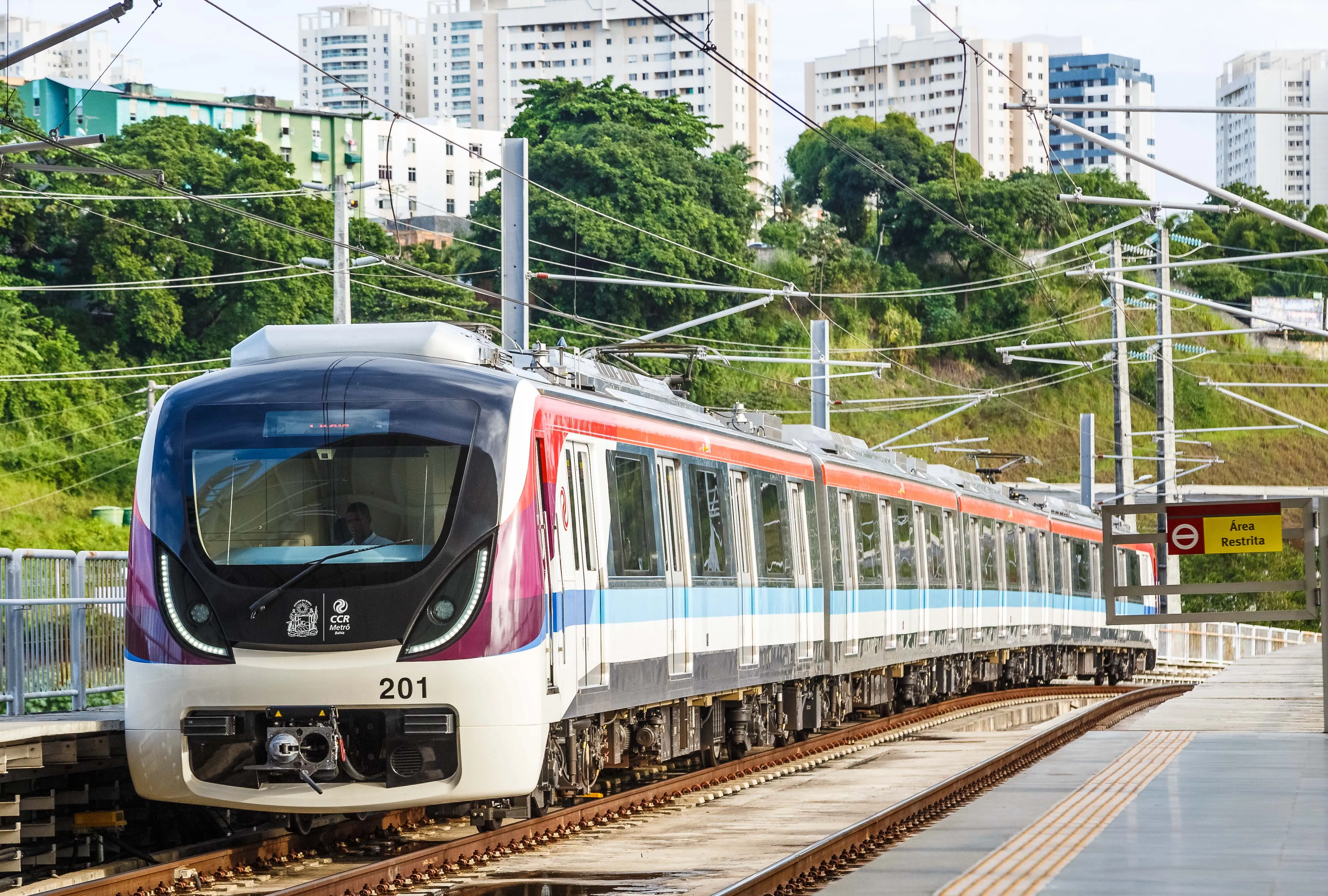 Justiça suspende lei que criava vagões para mulheres no metrô de Salvador