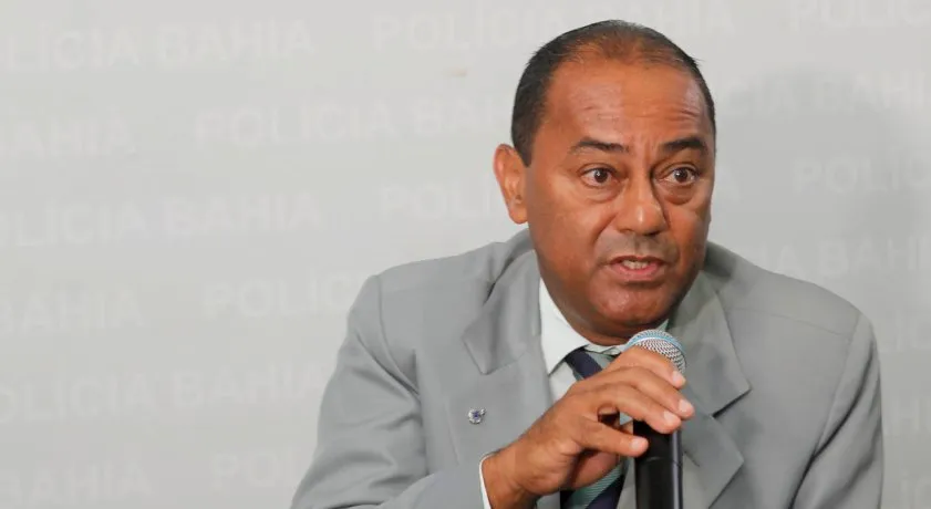 TRAPALHADA: Delegado e PMs discutem durante tentativa de abordagem a suspeitos, que conseguem fugir