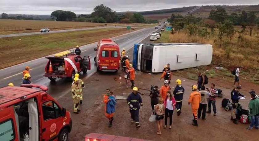 Ônibus que saiu da Bahia com destino a Brasilia tomba e deixa 10 feridos