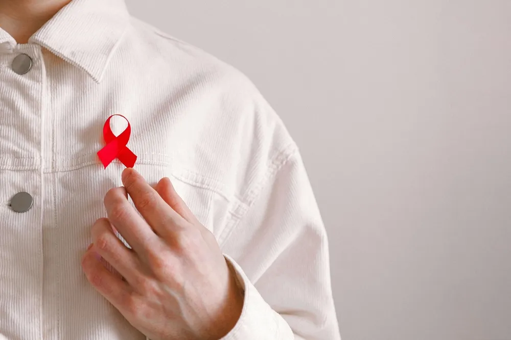 Brasil reduz transmissão do HIV vertical e pede certificado da OMS