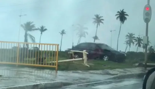 Motorista perde controle da direção, bate carro em poste e, por pouco, veículo não cai no canal de Jaguaribe; veja vídeo 