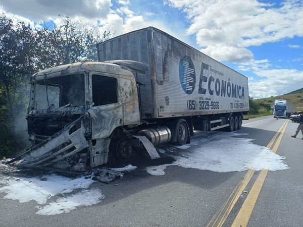 Carreta pega fogo na BR-116. Foto: Reprodu&ccedil;&atilde;o
