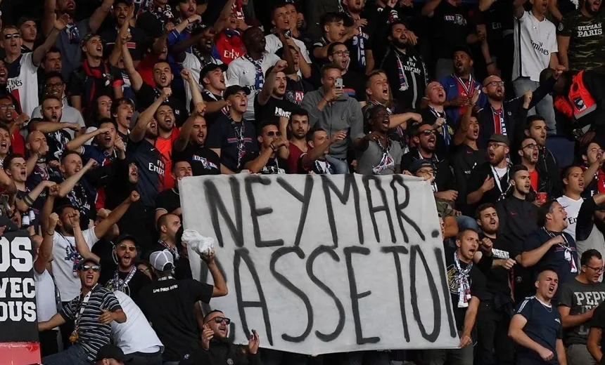 Vídeo: torcida do PSG xinga Neymar na estreia no Francês: 'Filho da p...'