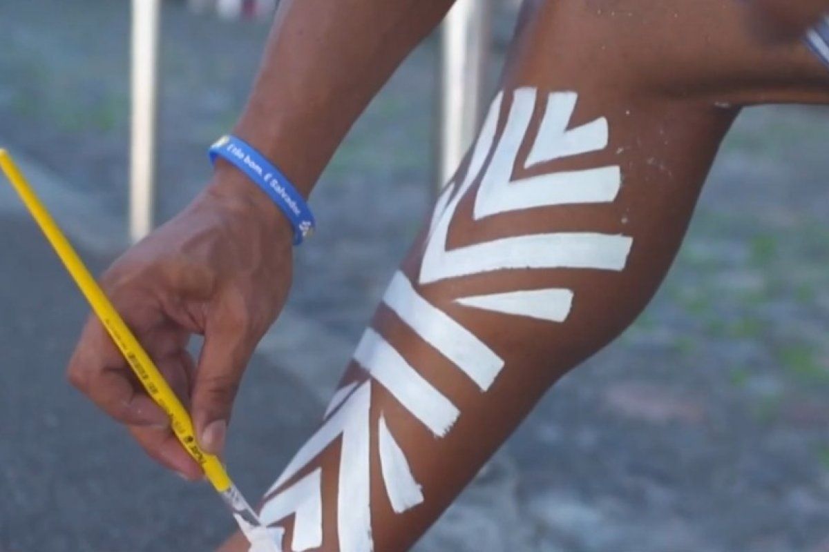 Dois homens, de 27 e 28 anos, foram presos por extors&atilde;o ap&oacute;s coagir turistas a pagar valores abusivos em pinturas corporais, na regi&atilde;o do Farol da Barra. Foto: Reprodu&ccedil;&atilde;o