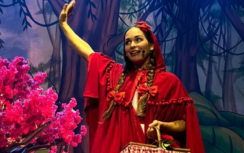 Espet&aacute;culos infantis como &ldquo;Chapeuzinho Vermelho&rdquo; t&ecirc;m sido reinventados para abordar temas contempor&acirc;neos como empatia e diversidade/Foto: Divulga&ccedil;&atilde;o
