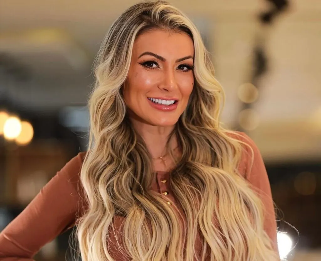 Andressa Urach afirma que prostituição 'salva casamentos'