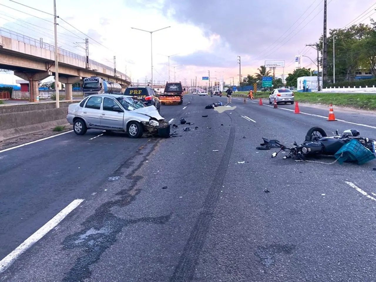 A vítima morreu após ser atropelada por outro veículo que vinha na via. Foto: Divulgação/PRF