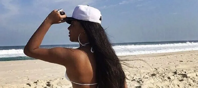 A DANADA É ELA: Ludmilla posa de biquíni fio dental na praia e fãs vão à loucura