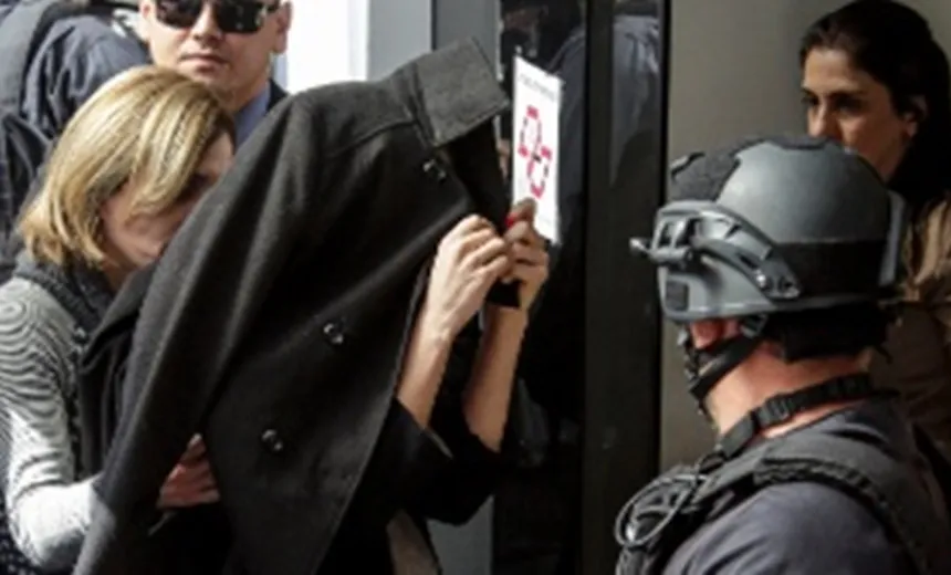 Najila chega a delegacia em SP para prestar depoimento contra Neymar