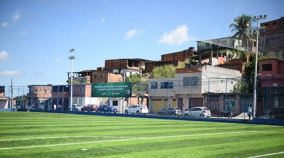 Moradores do Alto de Coutos recebem campo com gramado sintético; confira