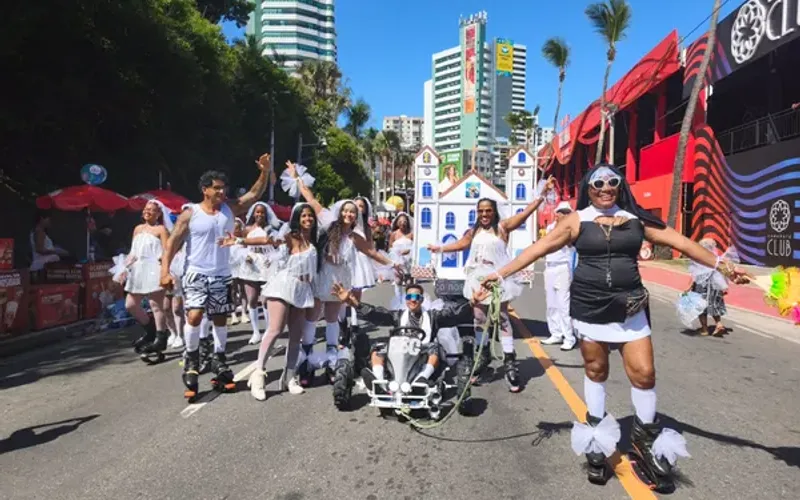 Blocos tem&aacute;ticos e irreverentes refor&ccedil;am o car&aacute;ter democr&aacute;tico do Carnaval, onde humor, f&eacute; e cr&iacute;tica social dividem o mesmo espa&ccedil;o na avenida/Foto: Ananda Costa/Aratu On