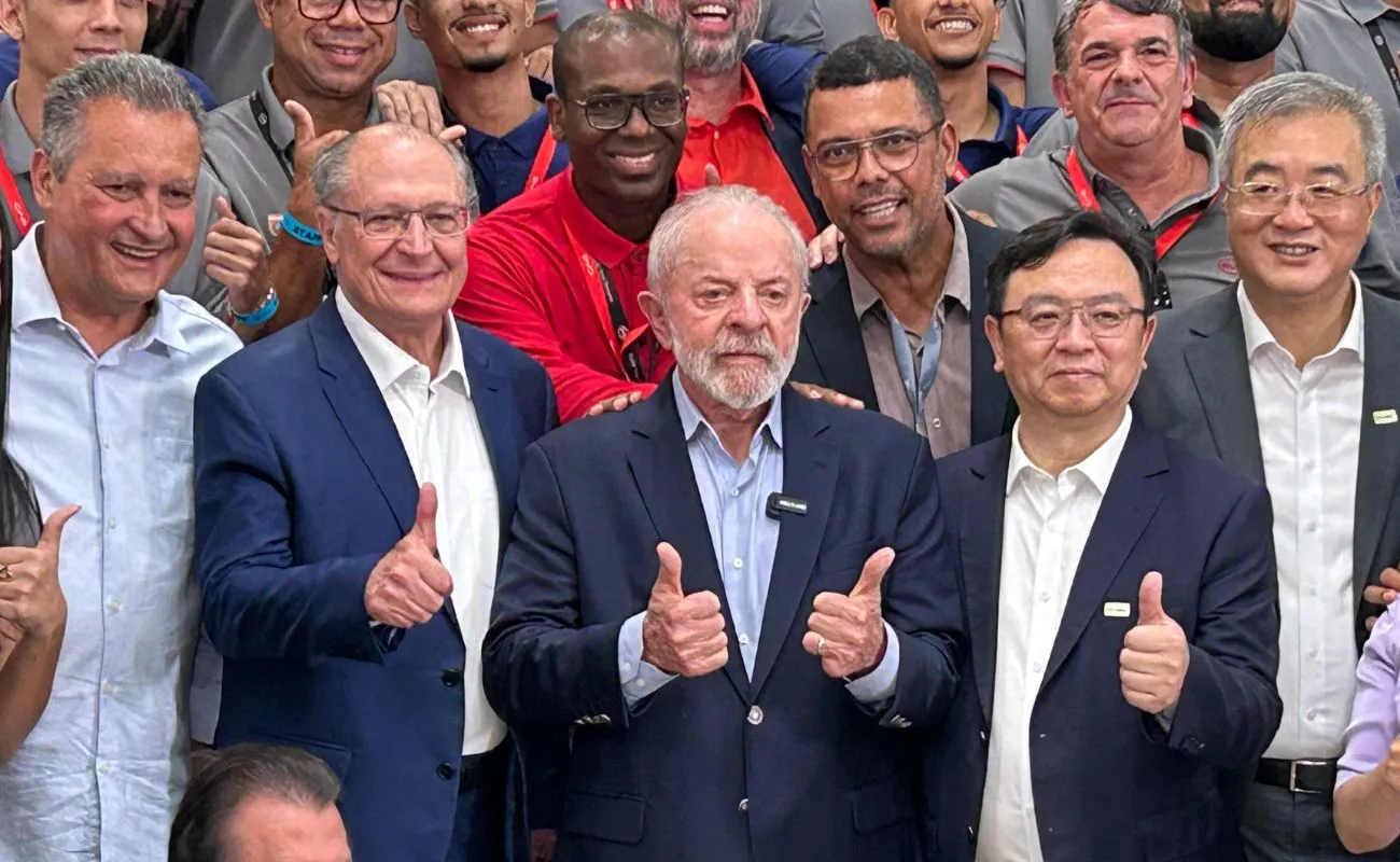 VÍDEO: Aplaudido, Lula chega na Fábrica da BYD, em Camaçari