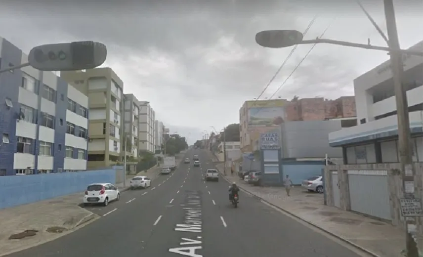 Colisão entre carro e motocicleta deixa uma pessoa ferida no bairro de Amaralina