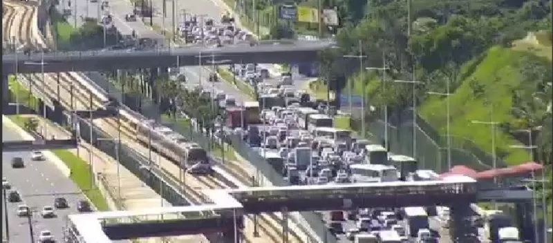 CARREATA: Taxistas fazem protesto contra motoristas de Uber na Av.Paralela