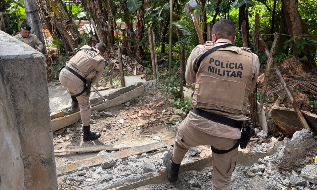 PM desmonta barricadas usadas por criminosos para bloquear ruas em Salvador.Foto: Reprodu&ccedil;&atilde;o
