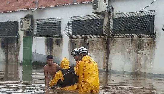 Homem que precisava fazer hemodiálise e estava preso em alagamento é socorrido por bombeiros na Bahia