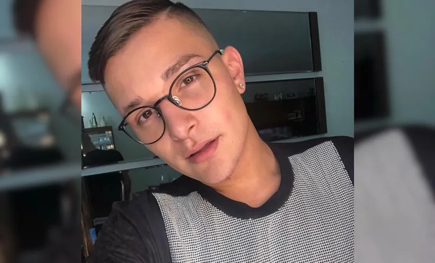 Mc Gui tenta realizar manobra de moto e sofre acidente; veja vídeo