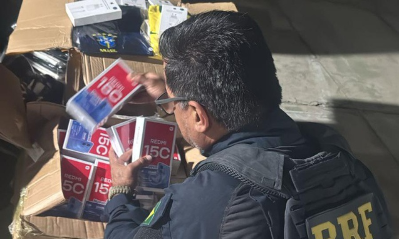 Casal &eacute; preso com carga de camisas falsificadas da Sele&ccedil;&atilde;o Brasileira na Bahia.Foto: Divulga&ccedil;&atilde;o | PRF