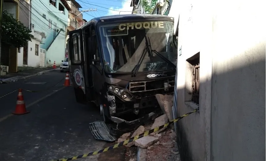 Após acidente com ônibus da PM, Estado vai oferecer suporte à família que teve imóvel atingido