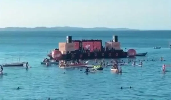 VÍDEO: Banda Eva faz show surpresa no meio do mar do Porto da Barra