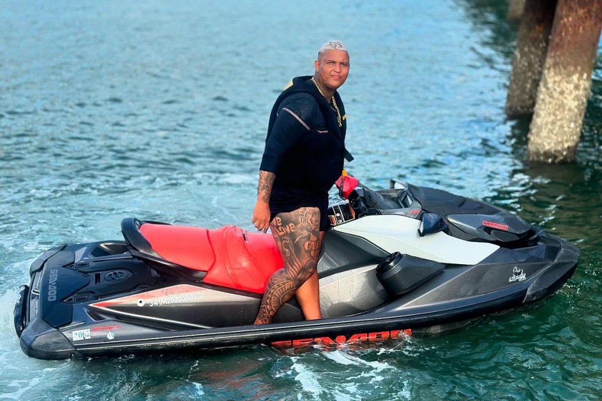 O reifeiro conhecido como “Drico Rifas” foi morto a tiros num ataque ocorrido em Jauá, na RMS, que deixou uma criança ferida, nesta quinta-feira (19). Foto: Redes Sociais