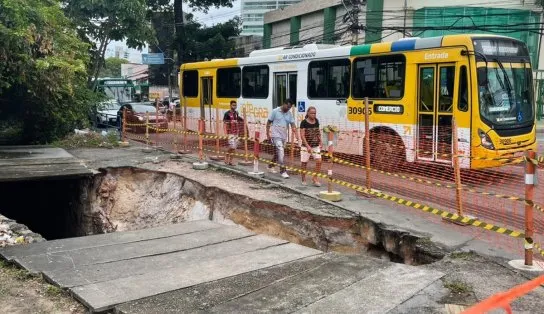 Enorme buraco atrapalha o tráfego na Pituba e moradores reclamam 