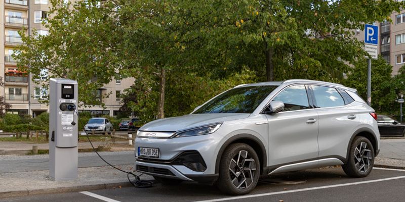 O Brasil já ultrapassou 300 mil veículos eletrificados em circulação, segundo dados da ABVE de 2025/Foto: Reprodução