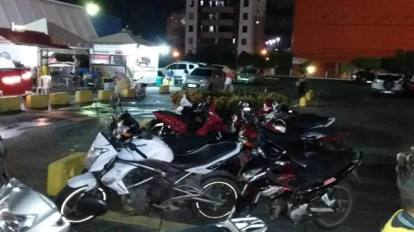 ‘CINQUENTINHAS’: Por valor de habilitação exigida, condutores protestam na Av. Paralela; Entenda
