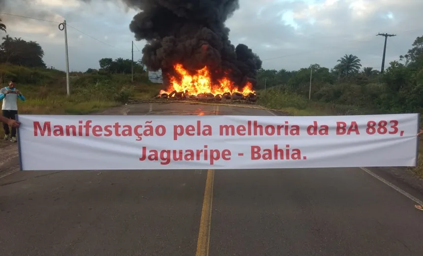 Vídeo: moradores de Jaguaripe fecham BA-883 e cobram melhorias na estrada