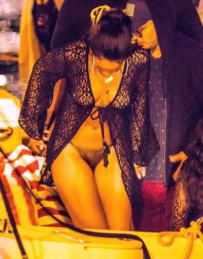 Rihanna aparece sem sutiã e calcinha à mostra em festa