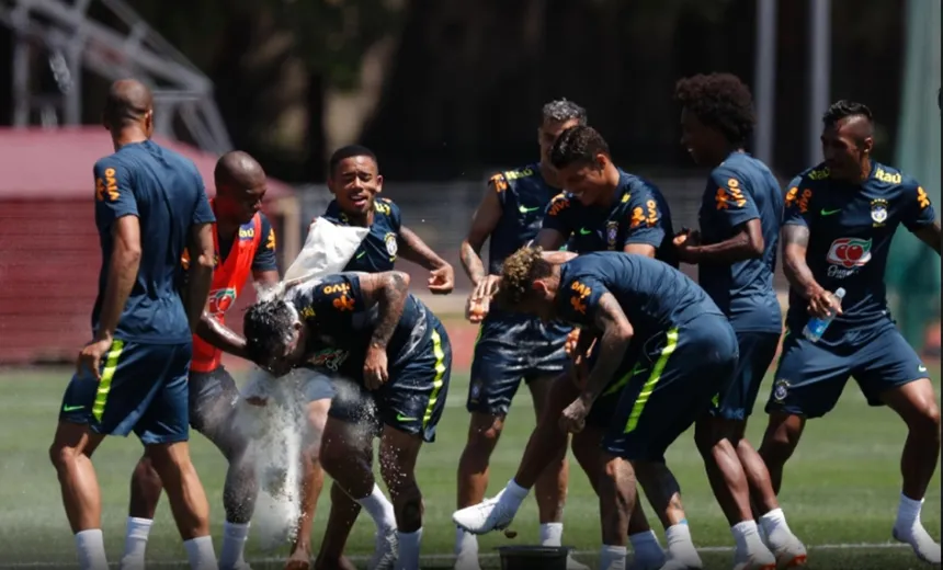 Invasão, aniversário e ‘Neymarmania’: o clima do primeiro treino da Seleção na Rússia