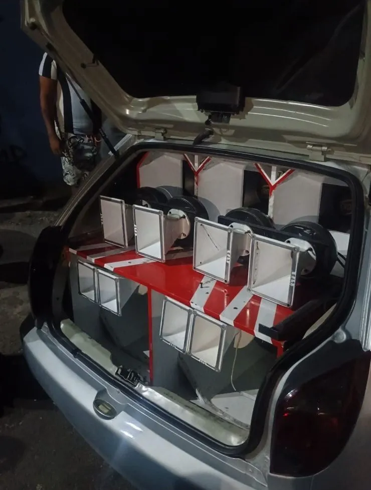 PM apreende veículo com som tipo 'paredão' em Plataforma