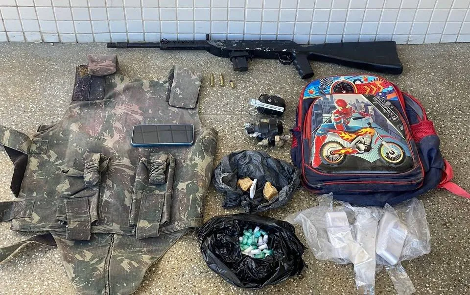 Com granadas, arma e drogas, homem é preso pela PM em Fazenda Coutos