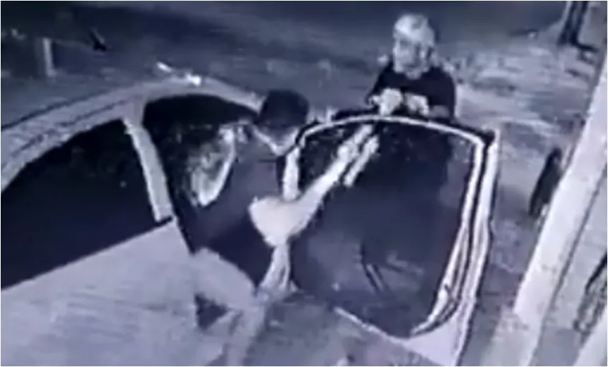 Vídeo registra momento em que bandidos roubam carro em Jardim Armação; assista