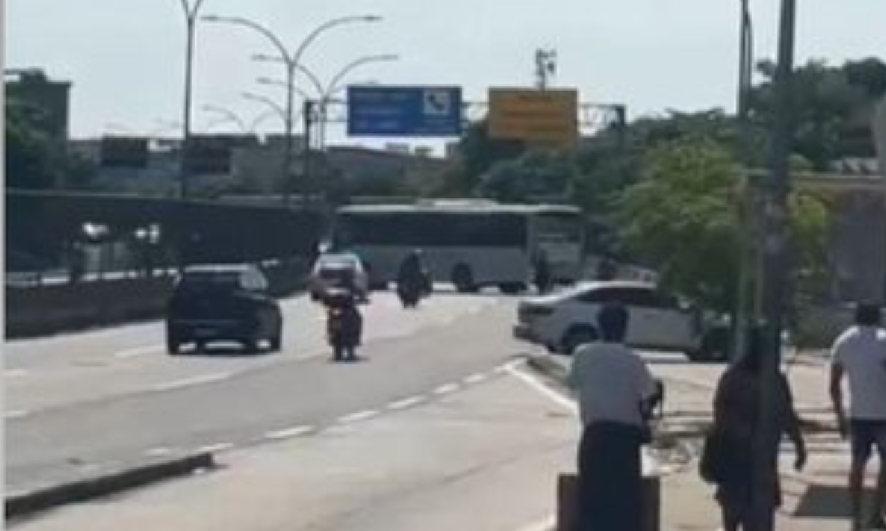 Sete ônibus são sequestrados por criminosos no Rio. Foto: Reprodução | X